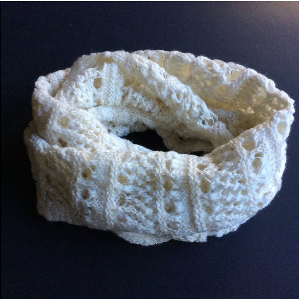 NWT American Eagle Infinity Knit Scarf Ivory with Gold Thread